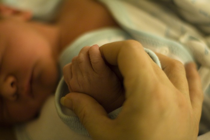 R$ 60 mil: casal receberá indenização por lesão em bebê durante parto em maternidade.